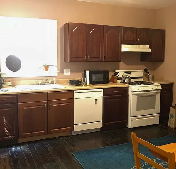 311 W Marshall St — Photo 5