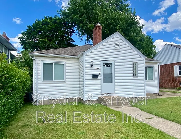1093 N Main St — Photo 16