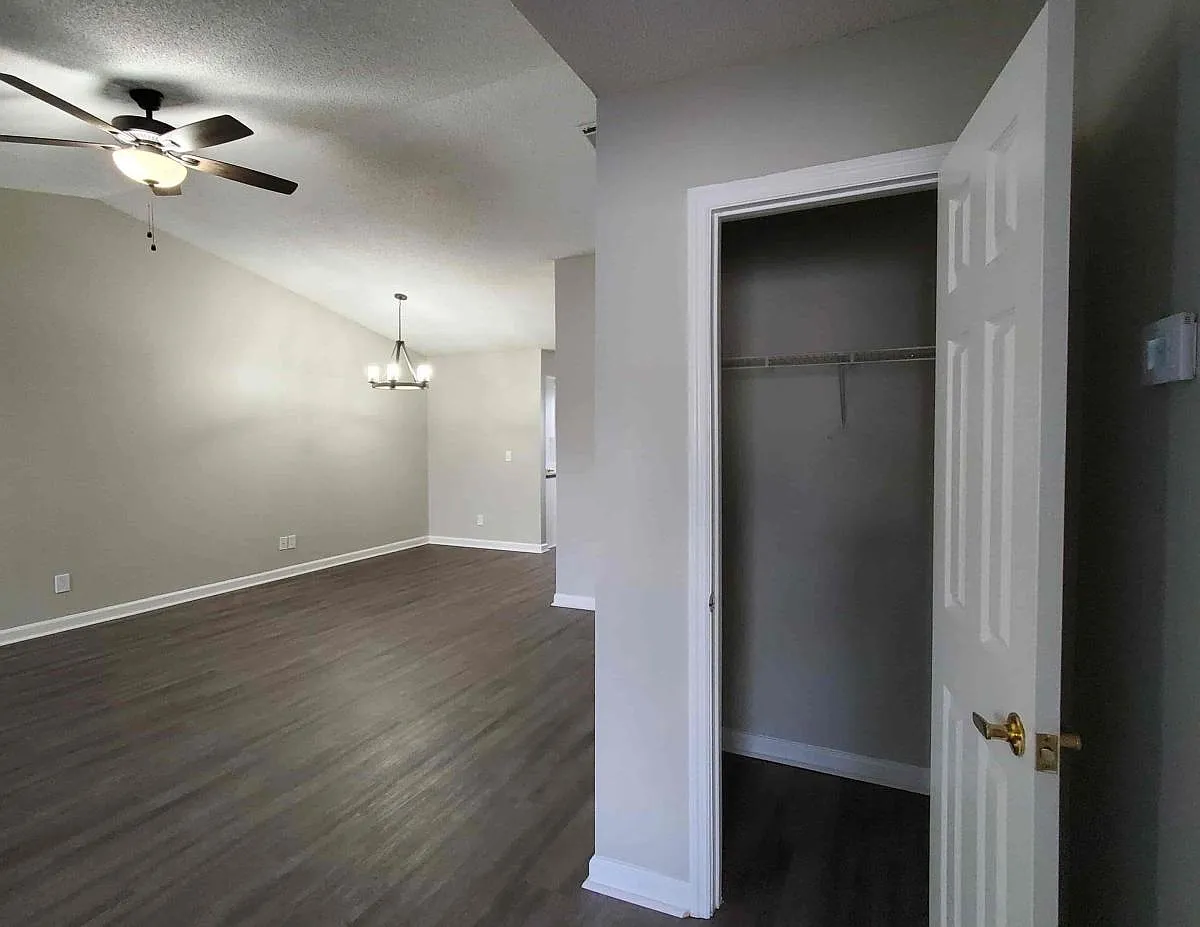 Holly Cove Apartments — Photo 4