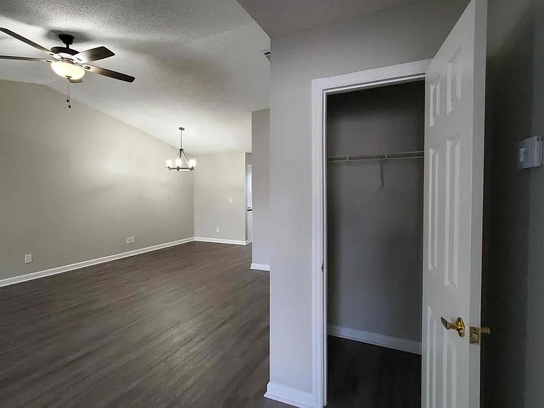 Holly Cove Apartments — Photo 4