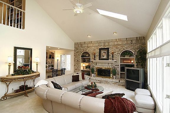 Huge family room w/skylights 