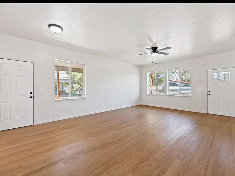 202 N Main St — Photo 4