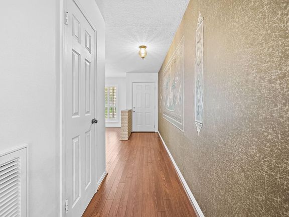 3rd image of 7103 Pella Dr