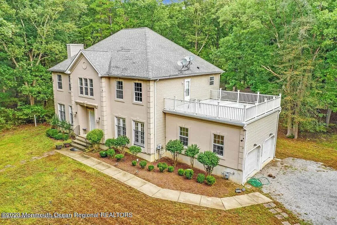 2557 Huckleberry Road photo 1