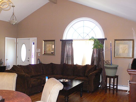 4th image of 79 Belford Ave
