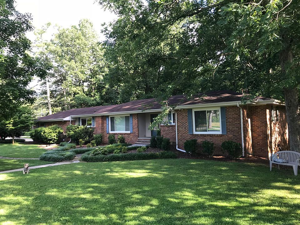Nice shaded front yard.