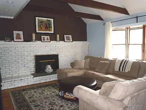 4th image of 16 Kalmia St