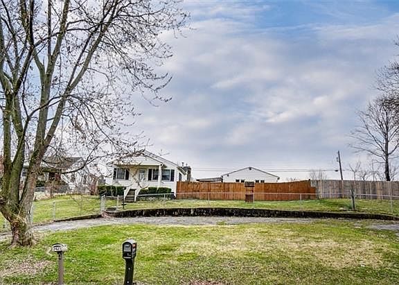 3rd image of 2428 Coronette Ave