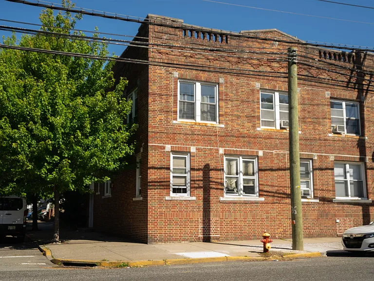 573 Avenue E — Photo 9