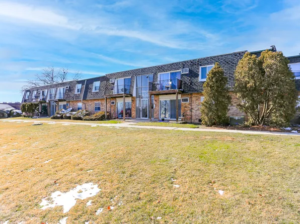 8436 W 103rd Ter APT 311, Palos Hills, IL 60465