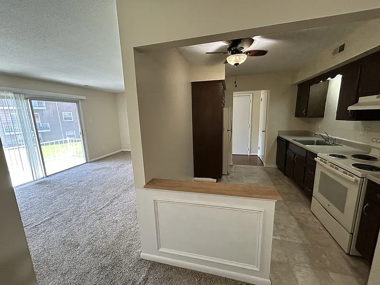 105 N Edgewood #6 — Photo 8