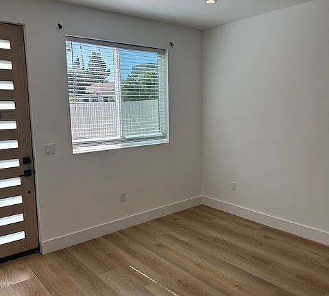 3rd image of 14247 Sylvan St #B