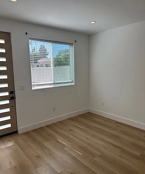 14249 Sylvan St — Photo 2