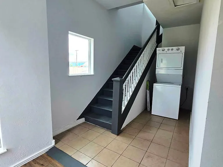 2528 Pacific Ave — Photo 2