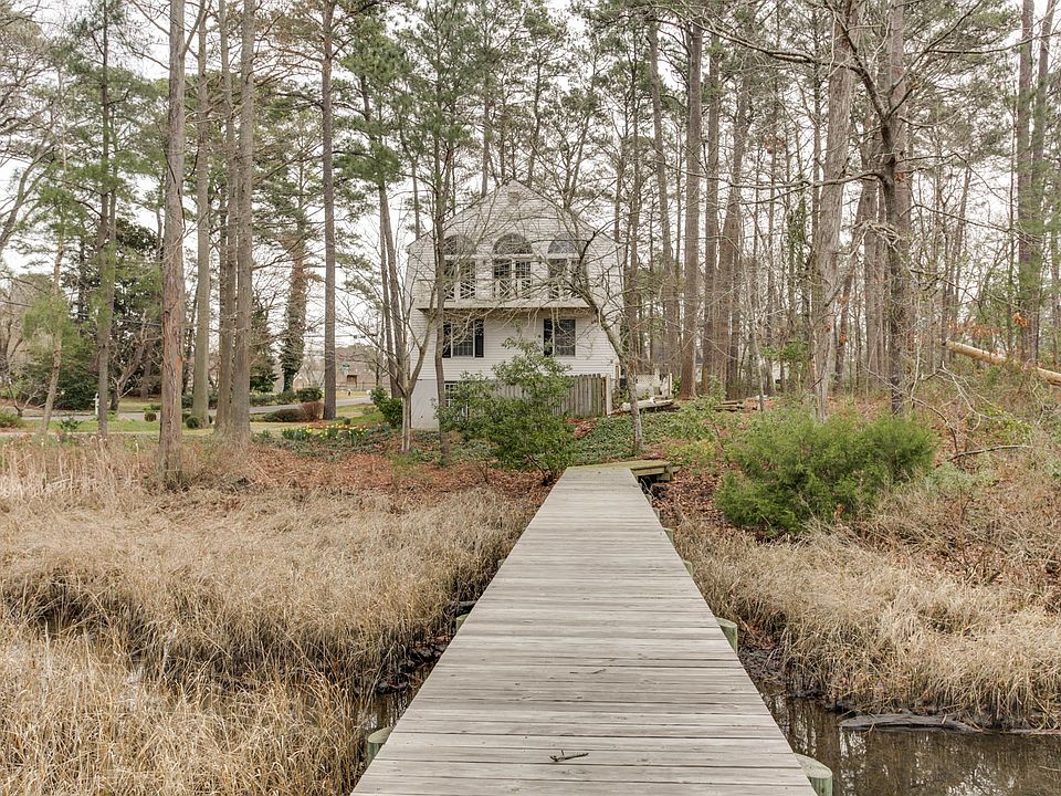 1st image of 907 Bay Colony Dr