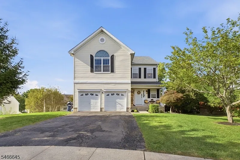 4 bed, 2.5 bath, $4,000 — Photo 2