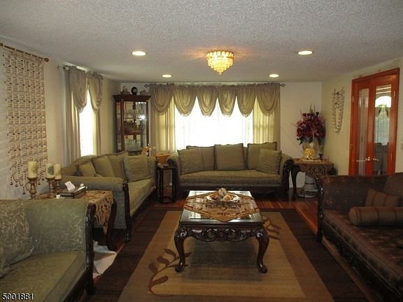 4th image of 402 Sussex St