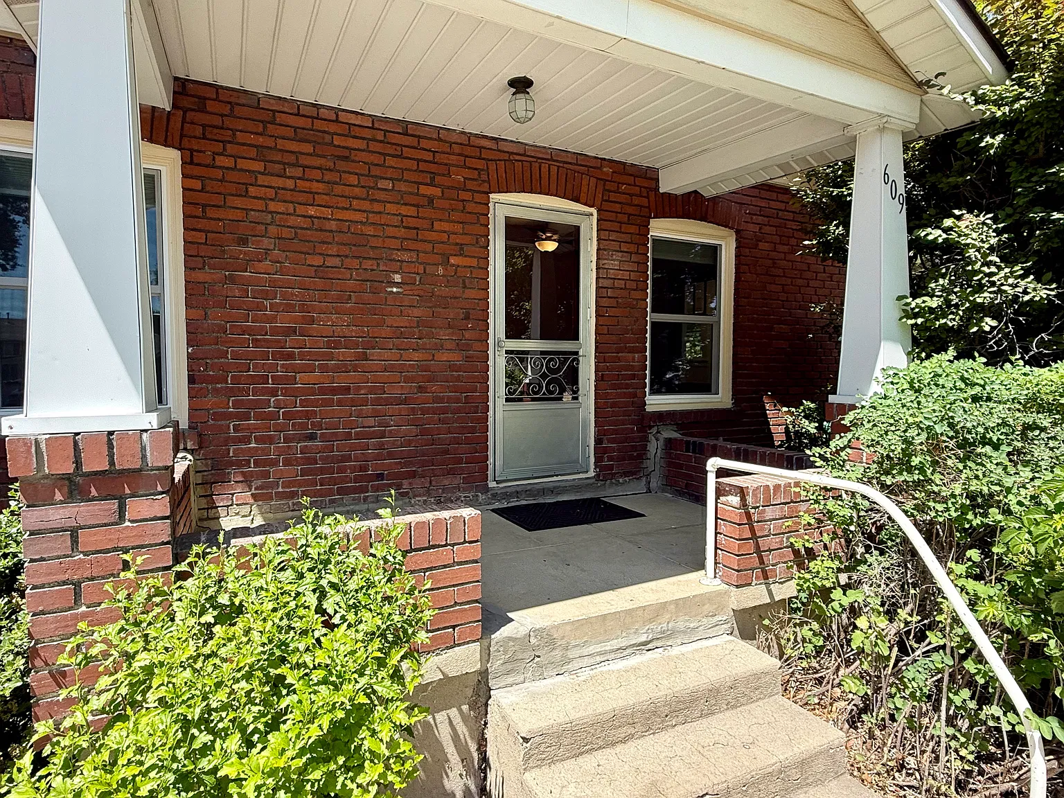 1011 Bell St — Photo 3