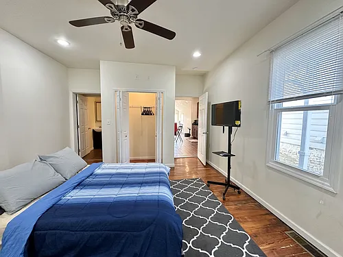 1141 Vine St Photo 1