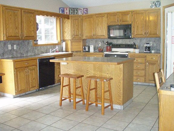 3rd image of 1926 Danbury Cir