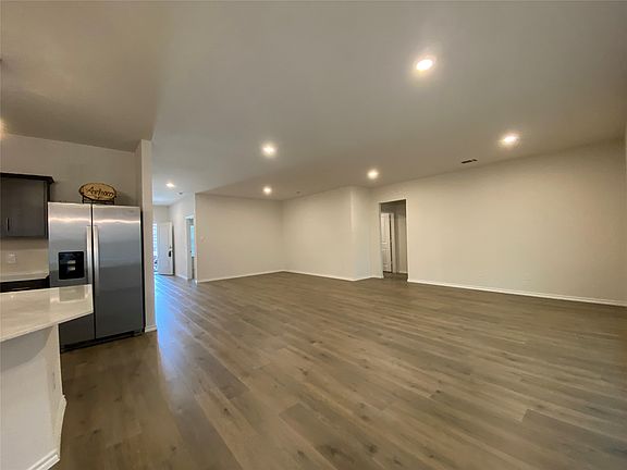 4th image of 159 Mapleoak Dr
