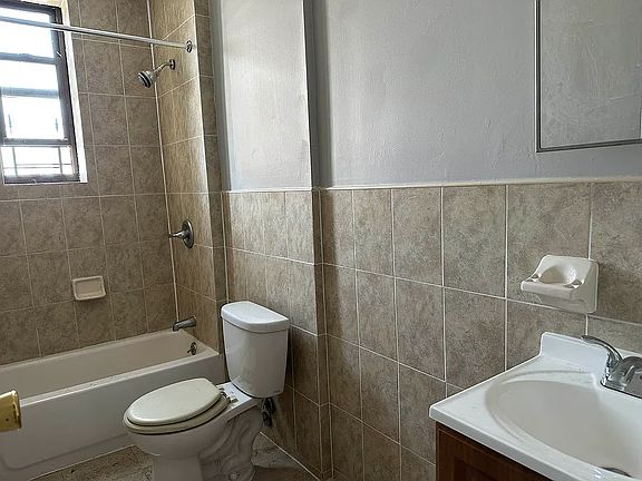 5th image of 204 E 112th St APT 64