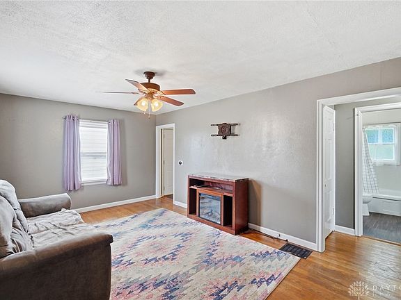 3rd image of 1027 N Burnett Rd