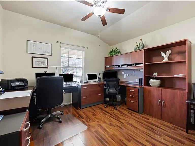 255 Drystone Trl — Photo 16