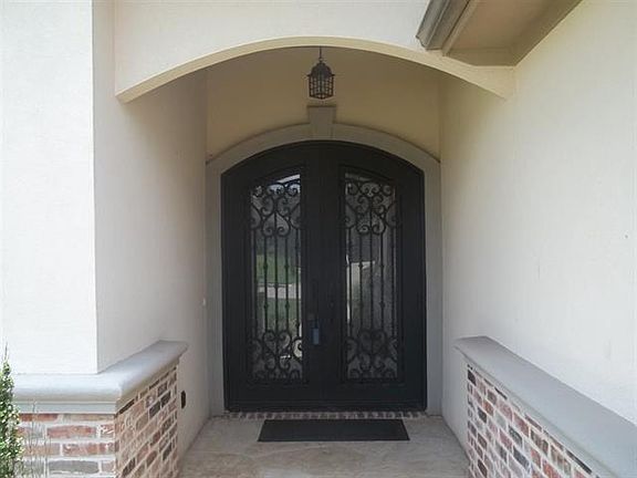 2nd image of 806 Woodridge Cir