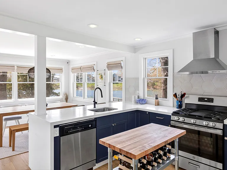 28 Robins Ln — Photo 3