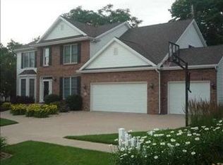 3 Tangle Oaks Rd, Bloomington, IL 61705