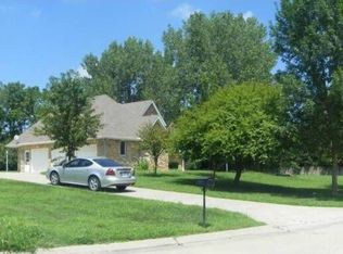 1010 Oakridge Dr, Richmond, MO 64085