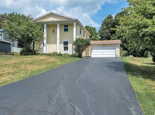 42 Aconbury Dr, Fairport, NY 14450