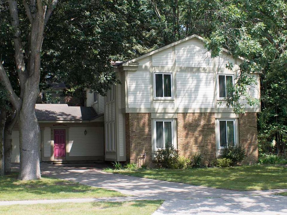 1st image of 902 Holly Ln