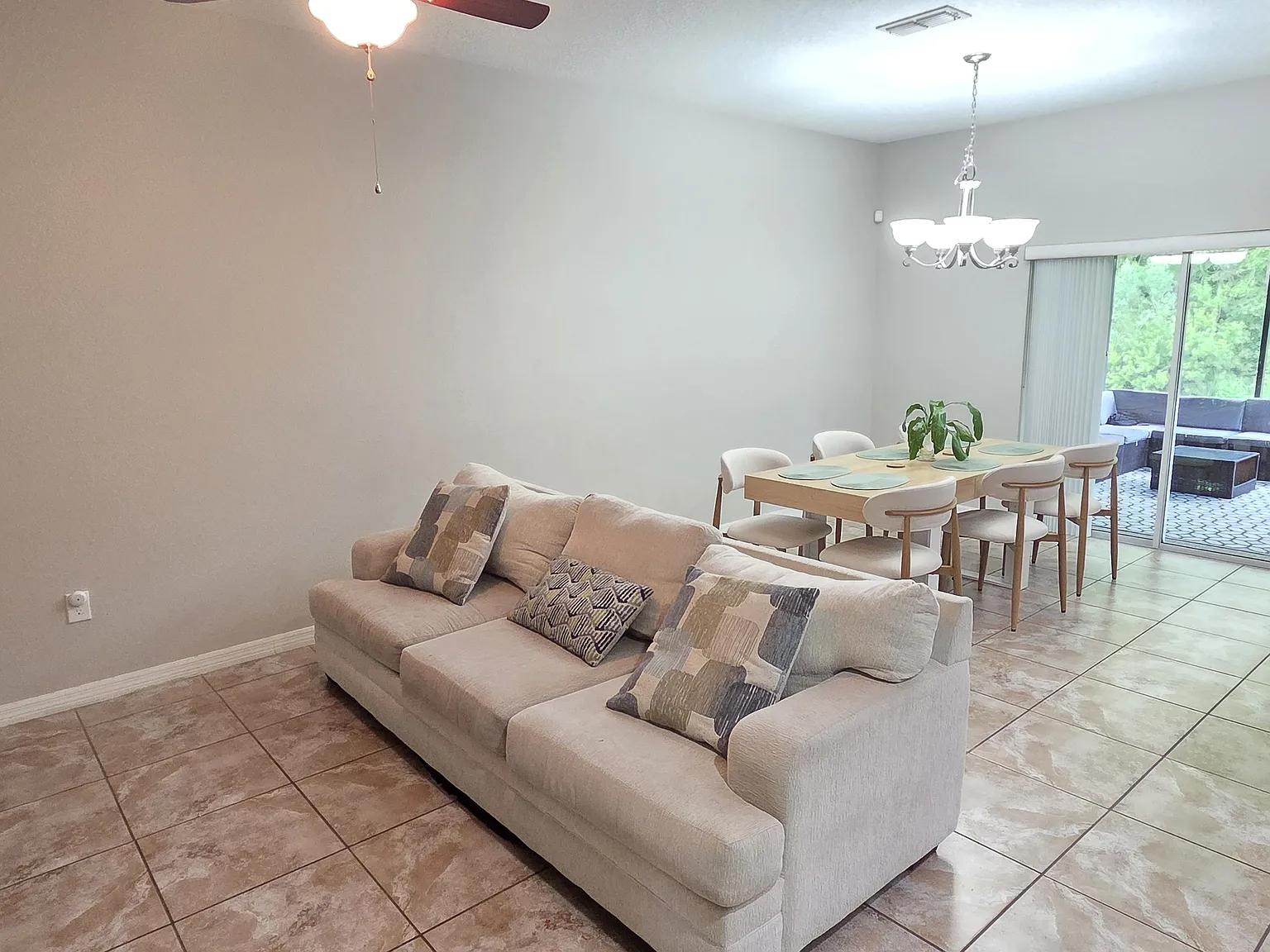 3 bed, 2.5 bath, 1700 sqft, $2,400 — Photo 3
