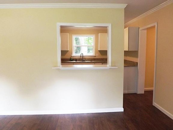 3rd image of 923 King Richard Dr