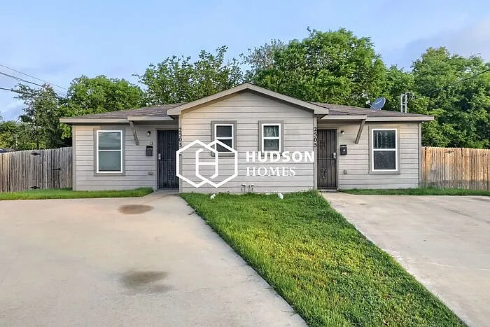 3 bed, 2.0 bath, 876 sqft, $1,299 — Photo 1