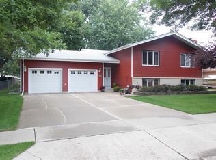 1628 Richmond Dr, Bismarck, ND 58504