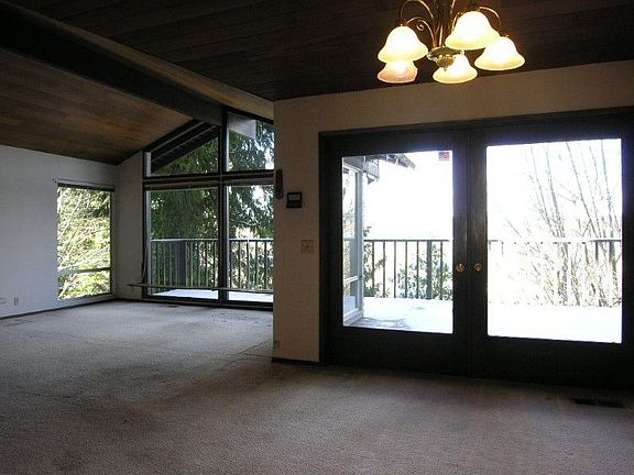 Living & dining rooms with views!