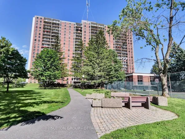 665 Bathgate Dr #405, Ottawa, ON K1K 3Y4