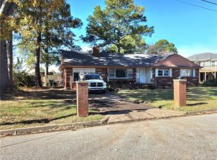 4 Eagle Point Rd, Hampton, VA 23669