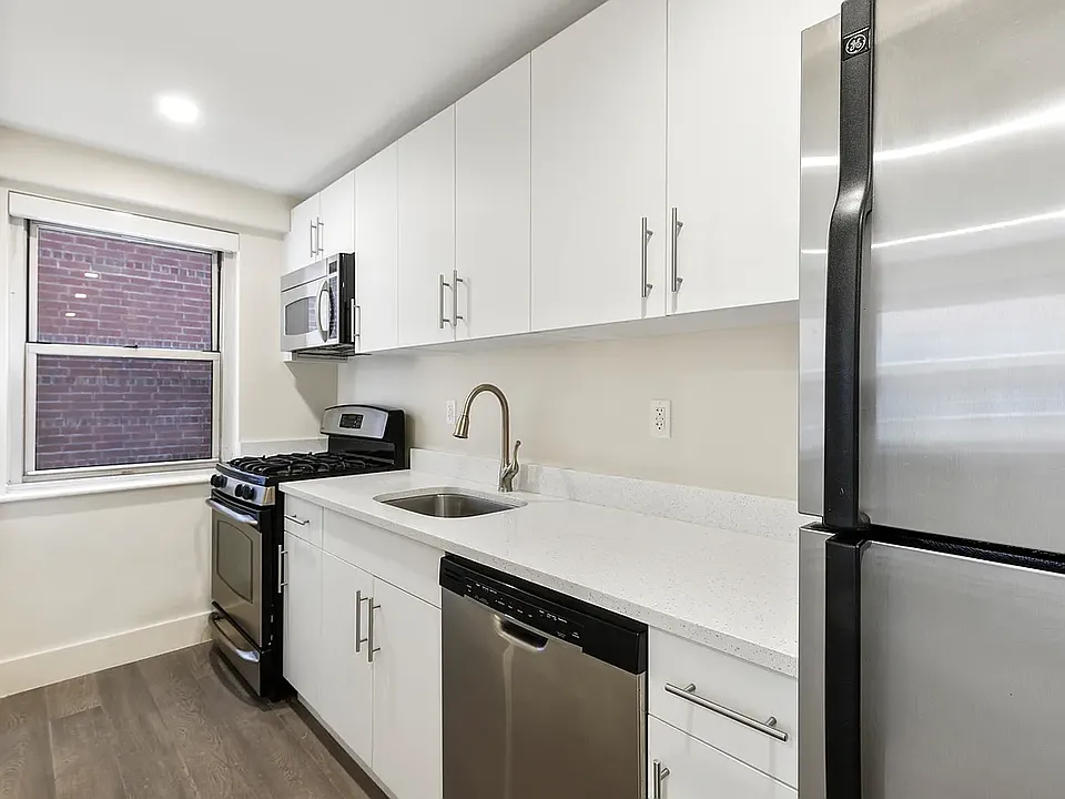 60 E 12th St #4LX