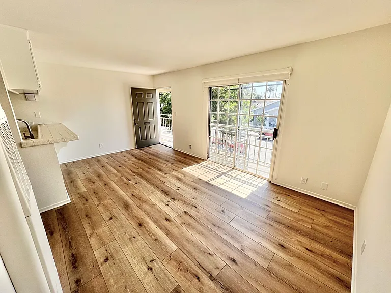 Top-Floor 2BD/1BA with Private Deck — Photo 3