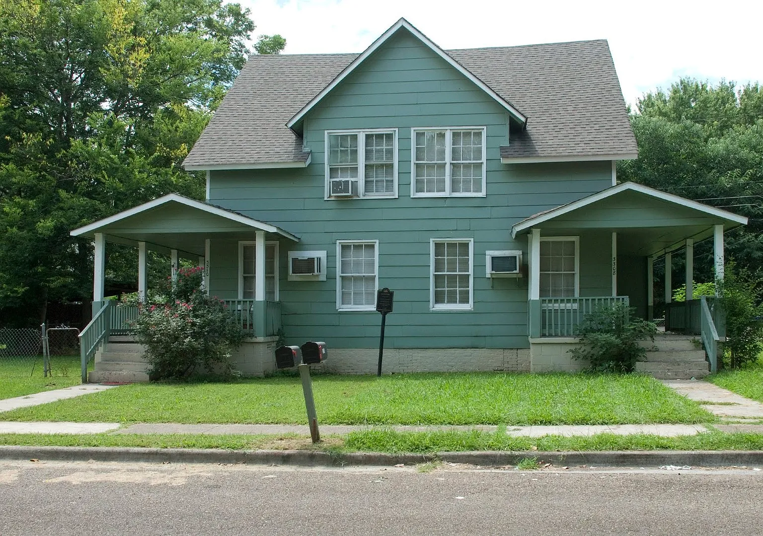 Charming Two Bedroom Home Move-In Ready — Photo 1