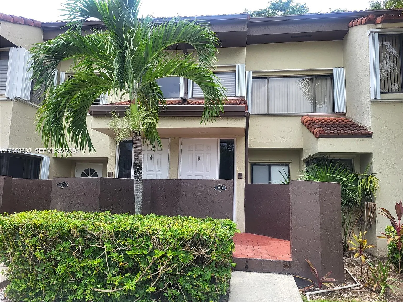 Esprit Condo — Photo 1