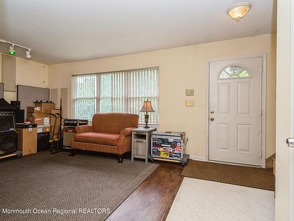 4th image of 450 Cedar Swamp Rd