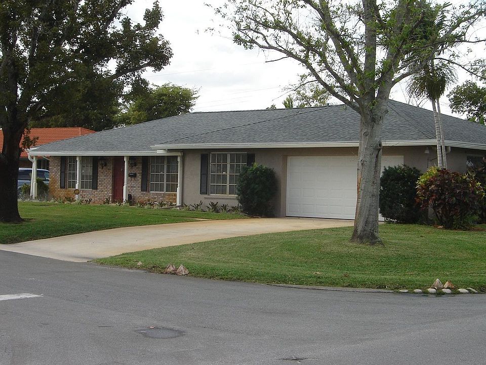 Large corner lot / 2 car garage