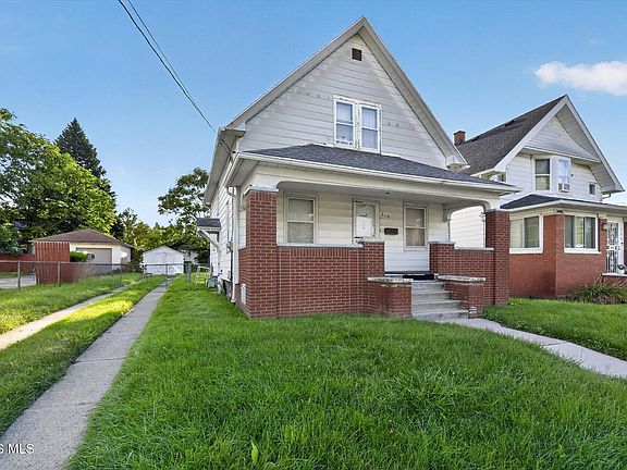 3rd image of 610 Marmion Ave