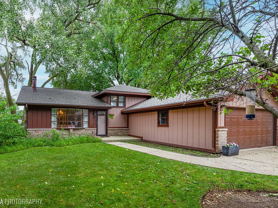 1st image of 813 Menominee Dr