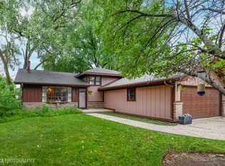 813 Menominee Dr, Lake In The Hills, IL 60156
